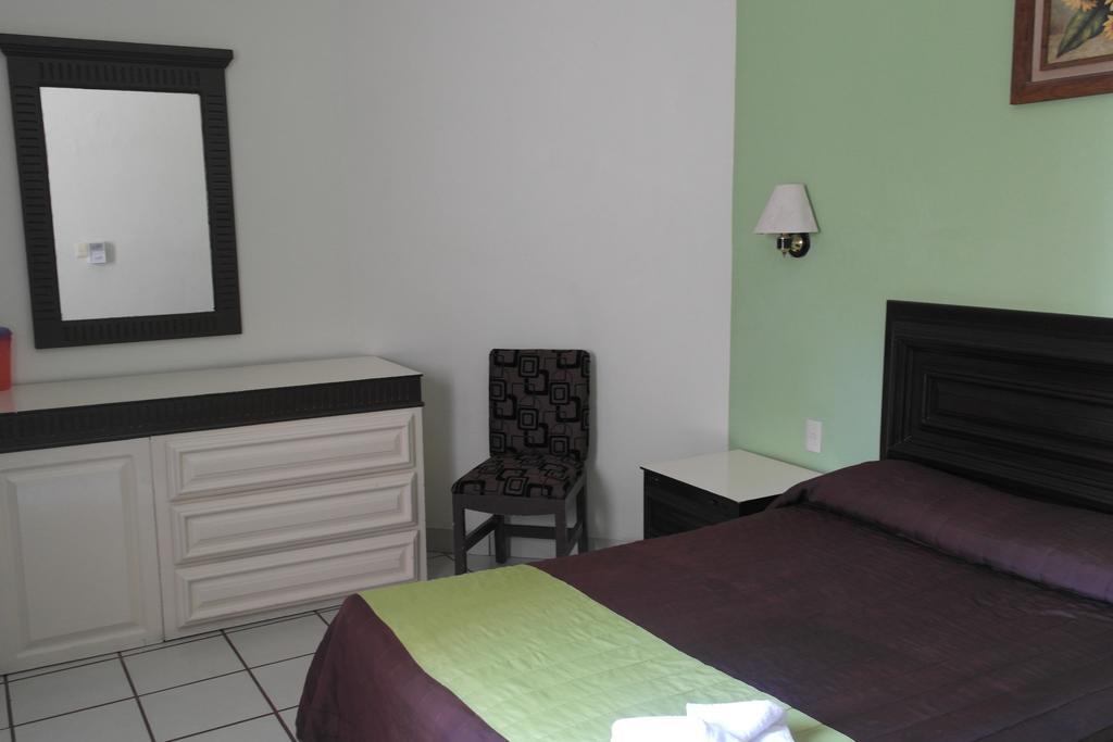 Hotel El Roble 图斯特拉古铁雷斯 外观 照片