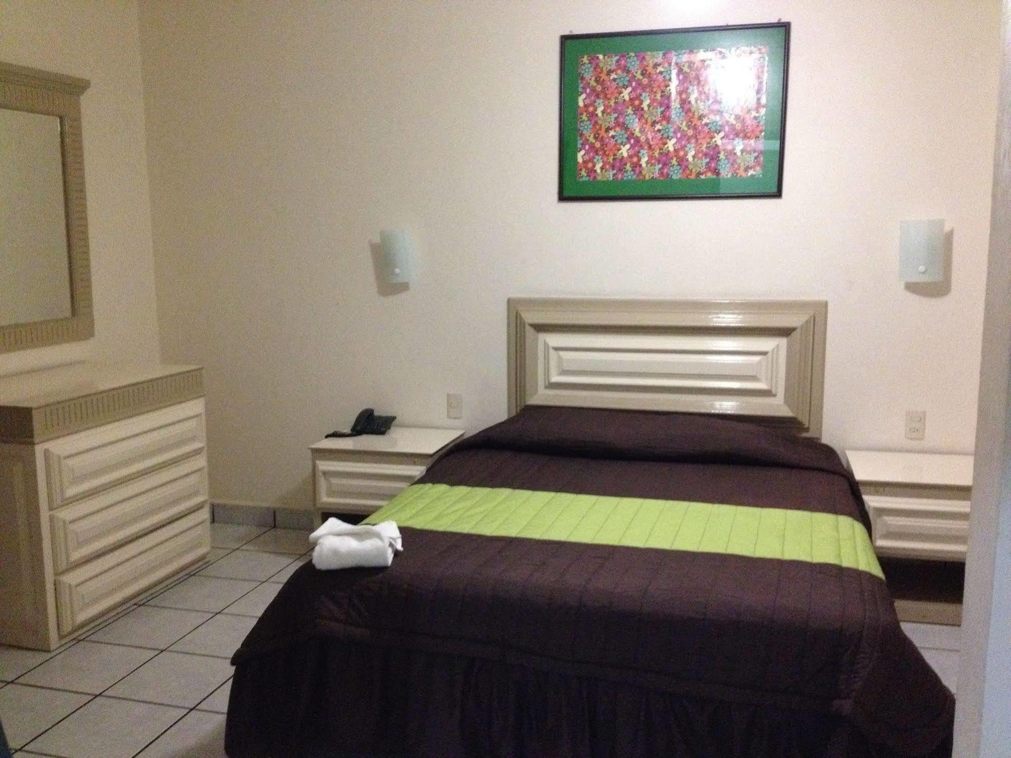 Hotel El Roble 图斯特拉古铁雷斯 外观 照片