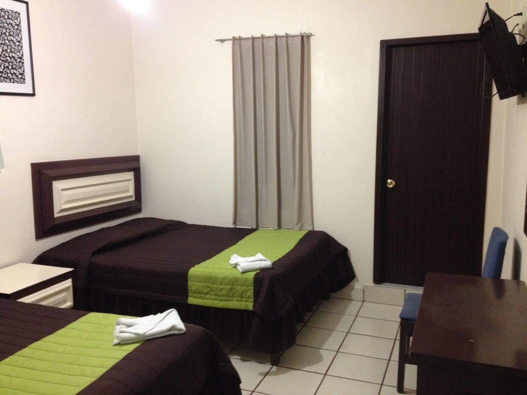 Hotel El Roble 图斯特拉古铁雷斯 外观 照片