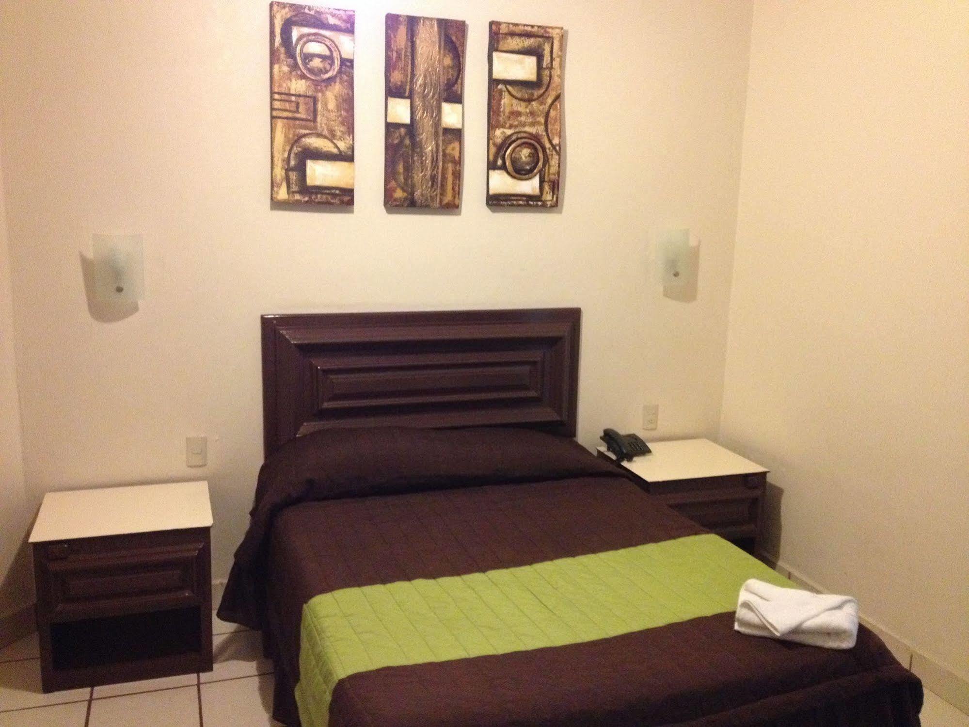 Hotel El Roble 图斯特拉古铁雷斯 外观 照片